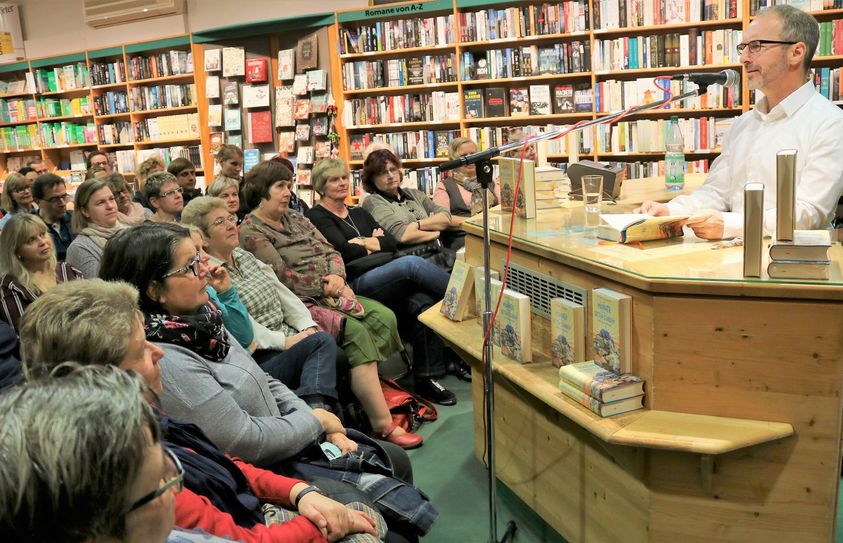 Die »LitereTour« ist immer gut besucht. Hier liest Schriftsteller und Journalist Stefan Schwarz in der Finsterwalder Buchhandlung Mayer.