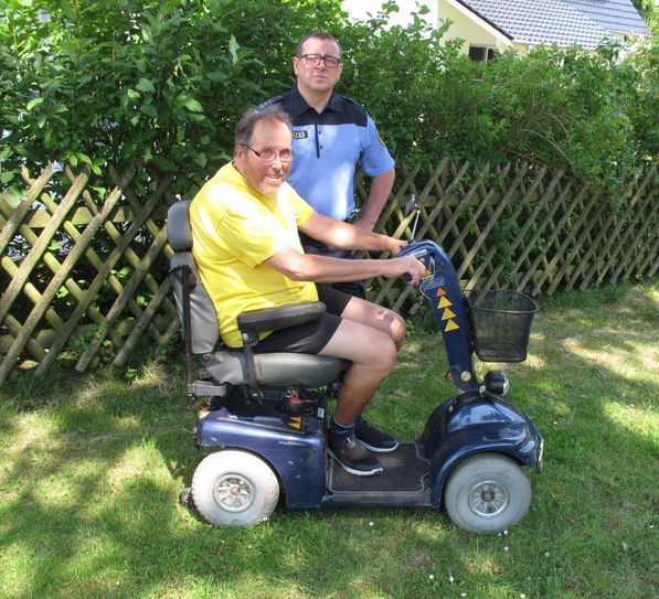 Polizeihauptmeister Steffen Grellmann übergibt den Krankenfahrstuhl an den rechtmäßigen Besitzer. Foto: Polizei