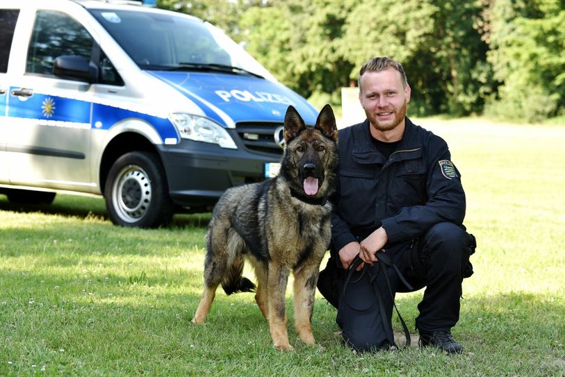 Hundeführer mit seinem Nero (kk)