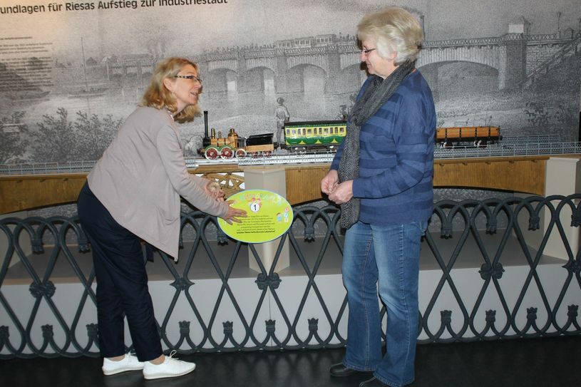 Ausstellungsgestalterin Heike Schlorke (l.) und Museumspädagogin Brigitte Bock im Museum Riesa. Foto: Museum