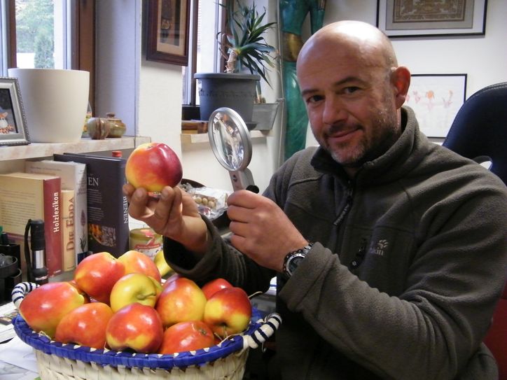 Thomas Beck hat einen sogenannten Sortengarten, in dem neben 30 Birnen- auch 230 Apfelsorten wachsen und gedeihen. Foto: Jancke