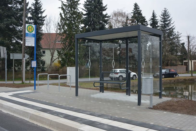 Die Bushaltestelle in Doberschütz wurde wie die anderen fünf Haltestellen in der Gemeinde barrierefrei umgebaut.