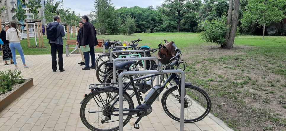 Ein kleiner Platz mit Bänken und Radabstellbügeln entstand