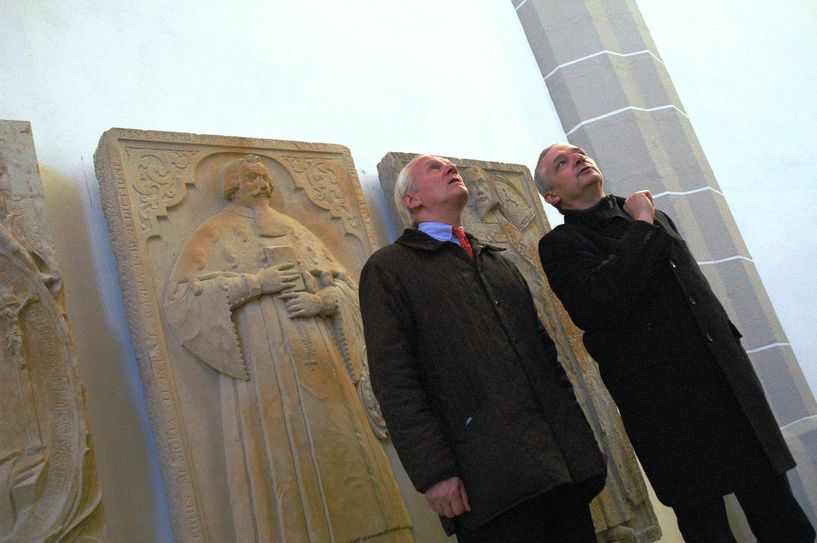 Ein steifer Nacken ist garantiert, wenn man die ganze Pracht des sanierten St.-Petri-Doms in Augenschein nehmen möchte. Die fachkundiger Führung von Architekt Christian Schaufel (rechts) genoss der Geschäftsführer der Ostdeutschen Sparkassen-Stiftung, Friedrich-Wilhelm von Rauch. Foto: Hache