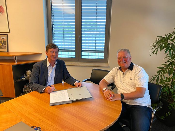 Detlef Moschke (l.) und Herbert Tänzer bei der Unterzeichnung