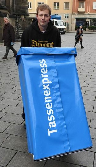 ...und beliefert als Runner mit dem Tassenexpress die einzelnen Stände