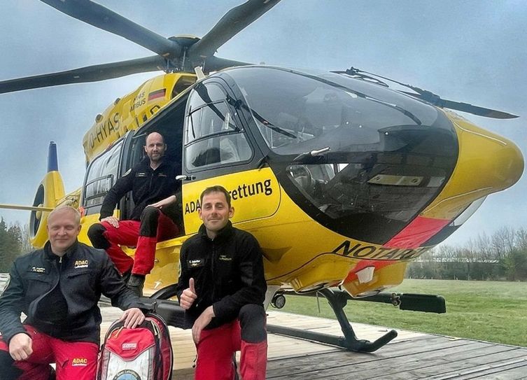 In Senftenberg gut gelandet: Die Crew von »Christoph Brandenburg« nach einem Einsatz vor dem neuen ADAC Rettungshubschrauber mit Fünfblattrotor, dem aktuell modernsten Rettungshubschrauber von Airbus Helicopters.