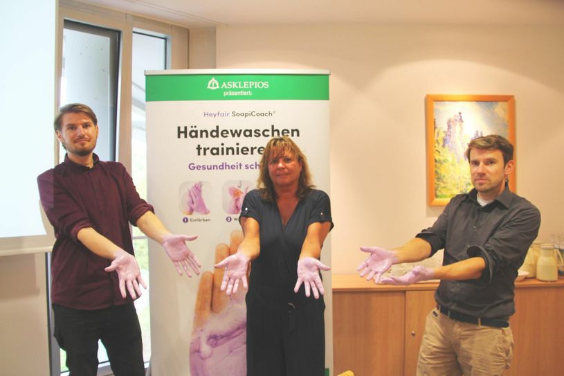 Kooperation: Robert Hellmundt von Heyfair, Regionalpflegedirektorin von Asklepios, Susanne Graudenz, und Alexander Döpel von Heyfair (v.l.n.r.).            Foto: R. Rink