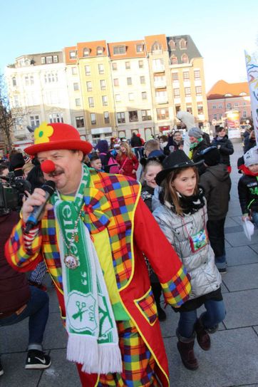 In Cottbus zog am Faschingsdienstag der "Zug der fröhlichen Kinder" durch die Straßen. Vom Altmarkt aus ging es zum großen Festzelt am Viehmarkt, wo die verkleideten Kids eine Faschingsparty feierten. Foto: jho
