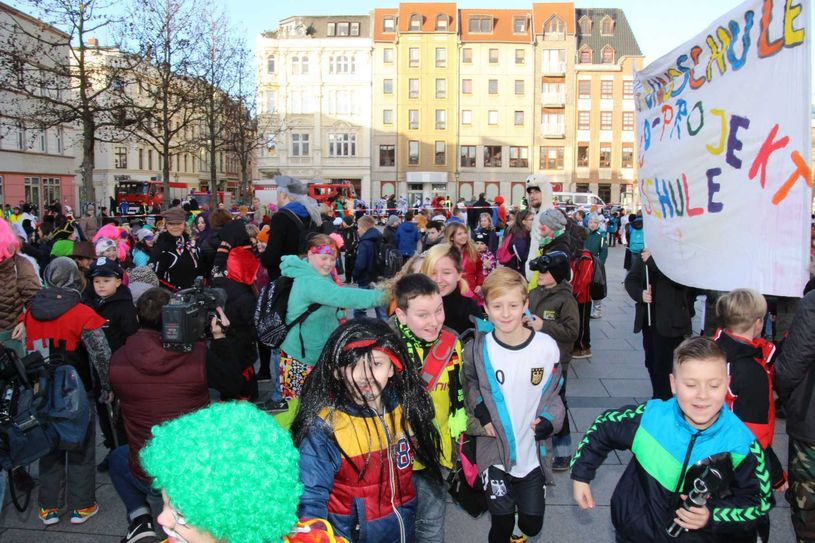 In Cottbus zog am Faschingsdienstag der "Zug der fröhlichen Kinder" durch die Straßen. Vom Altmarkt aus ging es zum großen Festzelt am Viehmarkt, wo die verkleideten Kids eine Faschingsparty feierten. Foto: jho
