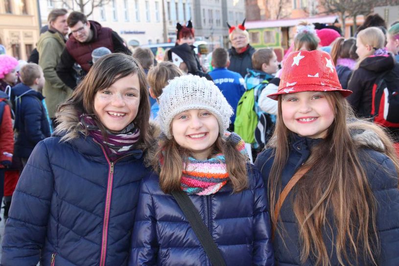 In Cottbus zog am Faschingsdienstag der "Zug der fröhlichen Kinder" durch die Straßen. Vom Altmarkt aus ging es zum großen Festzelt am Viehmarkt, wo die verkleideten Kids eine Faschingsparty feierten. Foto: jho