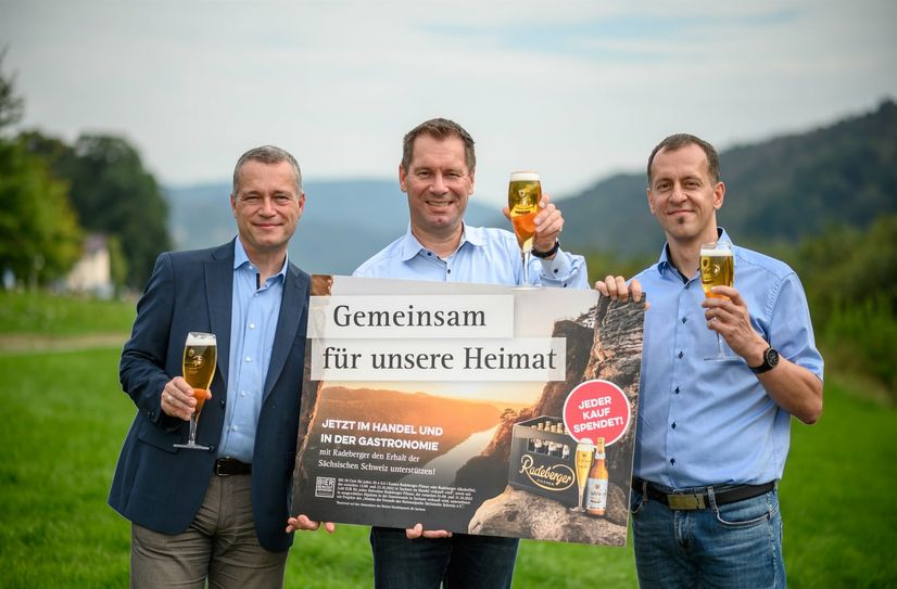 Tino Richter (Tourismusverband Sächsische Schweiz), Marco Domogalski (Radeberger Exportbierbrauerei) und Stefan Meinel (Verein der Freunde des Nationalparks Sächsische Schweiz) gaben den Startschuss für die Aktion (v.l.).