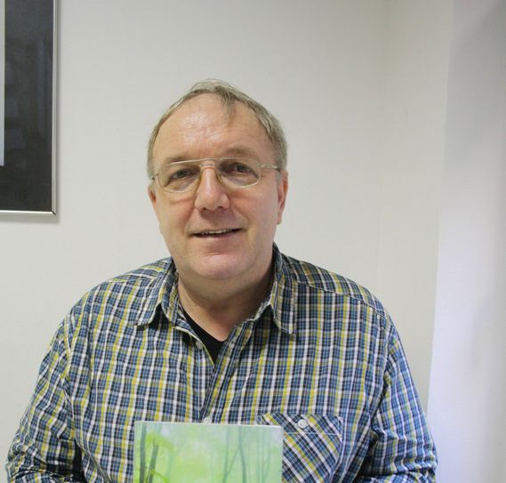 Peter Gröger mit seinem neuen Buch. Foto: Schramm