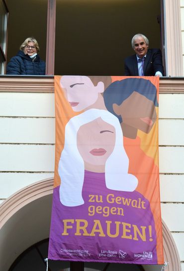 Kämmerer Peter Hans und Ute Miething in der Kreisverwaltung in Herzberg. Ab diesem Jahr wird die Flagge der NGO UN Women Deutschland gehisst. Foto: pm