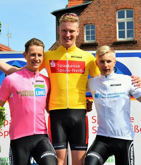 Im Vorjahr war Richard Banusch (links) bester Nachwuchsfahrer der Tour, sein Teamkollege Max Kanter (rechts) war der beste Sprinter des Feldes. Gesamtsieger Leo Appelt aus Niedersachsen ist aus der Altersklasse herausgewachsen und demzufolge, wie auch Max Kanter, 2016 nicht am Start. Foto: gzi