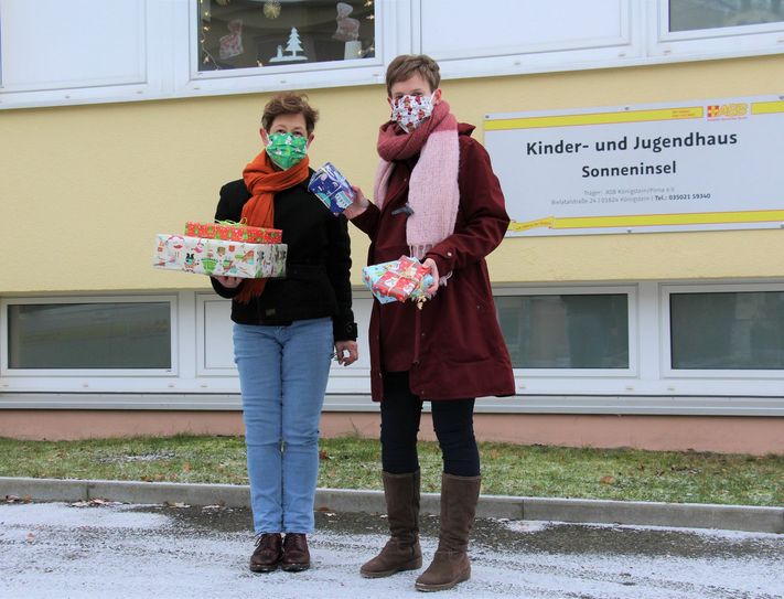 Die Referentinnen für Unternehmenskommunikation, Birte Urban-Eicheler und Kristin Wollbrandt (v.l.), überbringen Geschenke. Foto: Helios Klinikum Pirna