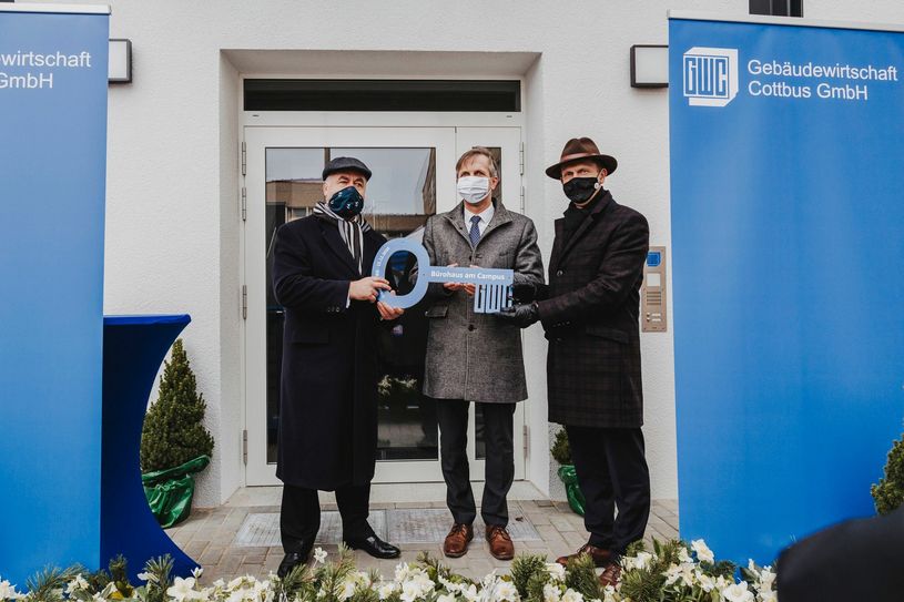 Prof. Torsten Kunze, Geschäftsführer der GWC, Prof. Mario Ragwitz, Leiter Fraunhofer IEG und Oberbürgermeister Holger Kelch (v.l.) bei der symbolischen Schlüsselübergabe. Foto: GWC
