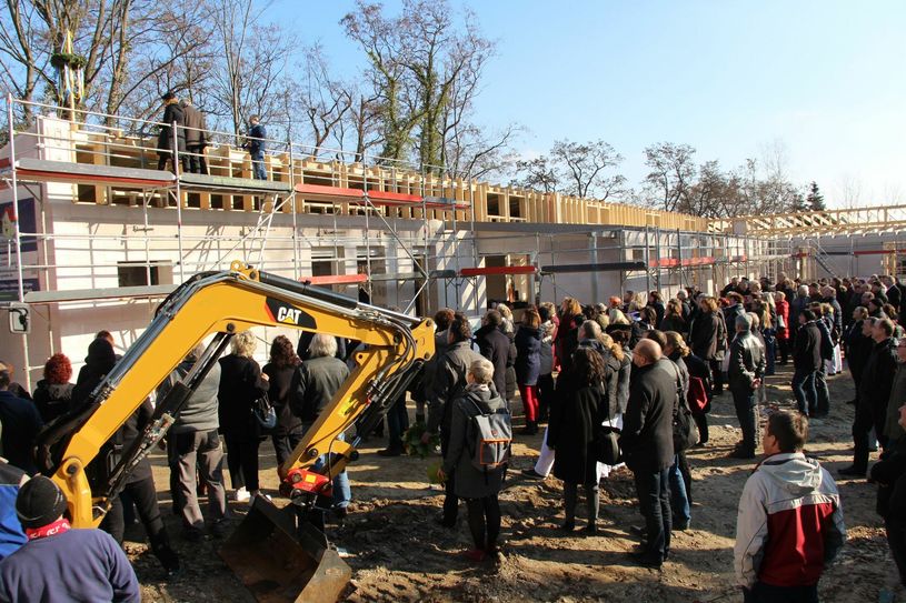 Der Rohbau für das Hospiz in Luckau steht. Zahlreiche Besucher verfolgten das Richtfest auf der Baustelle am Hoher Weg/Schanzweg 5. Foto: sts