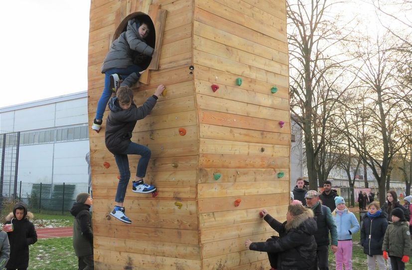 Der neue Kletterturm wurde von Schülern sofort begeistert in Beschlag genommen.