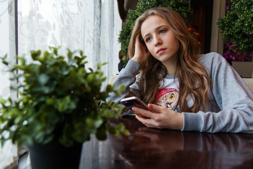 Die Kirchliche TelefonSeelsorge ist für alle da. Für alte und junge Menschen. Einsamkeit, Ängste und depressive Stimmungen sind nur einige der Gründe, weshalb Menschen zum Telefonhörer greifen. Foto: pixabay