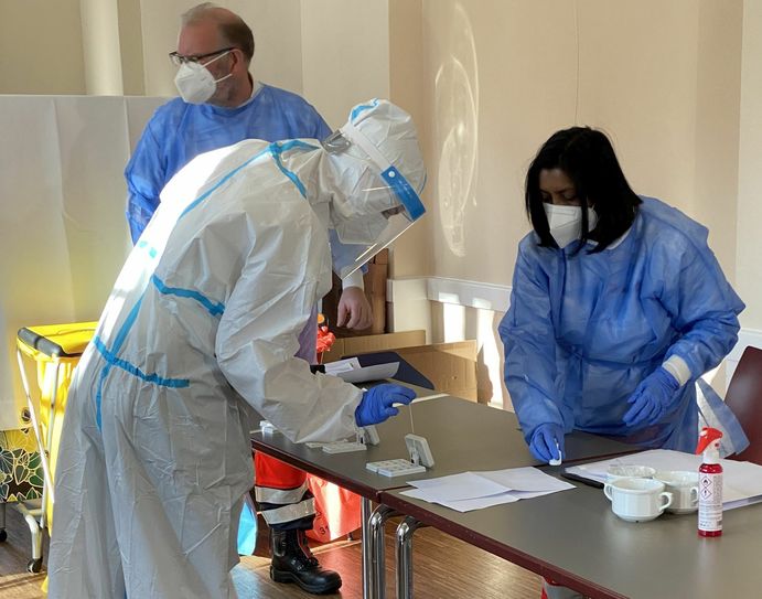 Seite 25. Januar betreibt die Johanniter Unfallhilfe Dresden in Hellerau im Bürgerhaus Am grünen Zipfel ein Corona-Testzentrum.