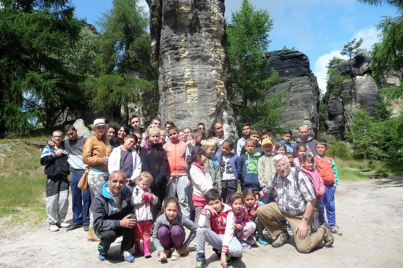 Gruppenbild am Eingang zum Felsenlabyrinth – vorn li. Miroslav Grajcar, re. Klaus Fielder. Foto: privat