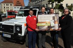 Christoph Weber von der Bergwacht Sächsische Schweiz, Thomas Kunack, Vorsitzender des Vereins »Freunde des Nationalparks Sächsische Schweiz e.V.«, Marco Domogalski, Marketingleiter von Radeberger und Rita Seidel, Vorstand des DRK Sebnitz e.V. (v.l.n.r.) stellen die gemeinsame Aktion in Pirna vor