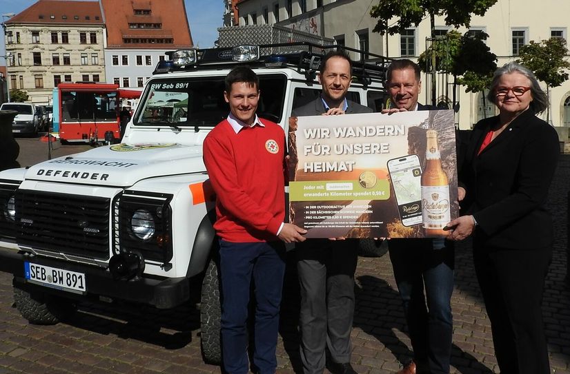 Christoph Weber von der Bergwacht Sächsische Schweiz, Thomas Kunack, Vorsitzender des Vereins »Freunde des Nationalparks Sächsische Schweiz e.V.«, Marco Domogalski, Marketingleiter von Radeberger und Rita Seidel, Vorstand des DRK Sebnitz e.V. (v.l.n.r.) stellen die gemeinsame Aktion in Pirna vor