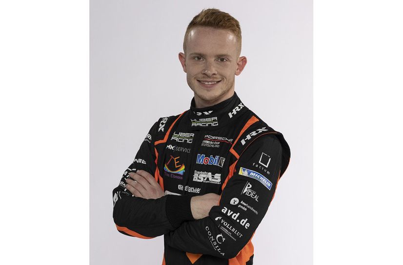 Jonas Greif ist Fahrer im Porsche Carrera Cup Deutschalnd und Botschafter des Sonnenstrahl e.V. - das Logo der Tina-Eismann-Stiftung träft er auf seinem Overall.