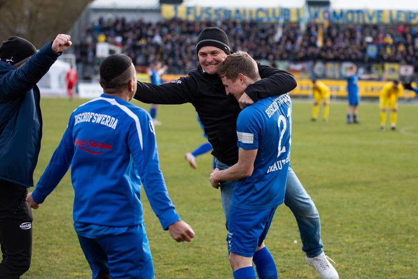 Nach der Partie lagen sich Trainer und Spieler in den Armen.