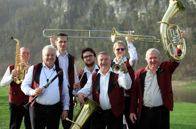 Die tschechische Kapelle "Dobrovanka" spielen traditionelle Blasmusik.