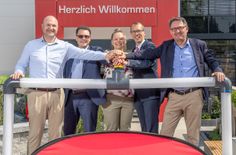 Freuen sich über schnelles Netz: Patrick Herold (Mobau Müller), Steffen Lehmann (Sächs. Staatsministerium für Wirtschaft, Arbeit, Energie & Klimaschutz), Kati Zuber (Landratsamt), Heiko Wersig (Bürgermeister Bannewitz) und Jens Schaller (SachsenEnergie, v.l.n.r.).