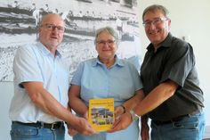 Dipl.-Ing. Andreas Engler, Prof.-Dr.-Ing. Bettina Schütze und  Dr.-Ing. Harald Weber (v.l.n.r.), die Inhaber des SEW-Verlages, präsentieren den 17. Jahrgang des beliebten Landkalenderbuches.