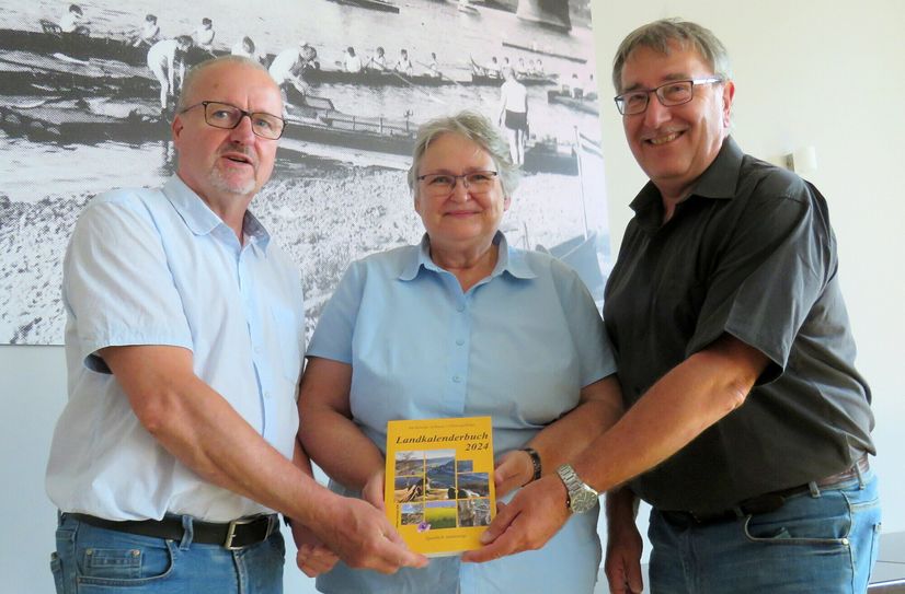 Dipl.-Ing. Andreas Engler, Prof.-Dr.-Ing. Bettina Schütze und  Dr.-Ing. Harald Weber (v.l.n.r.), die Inhaber des SEW-Verlages, präsentieren den 17. Jahrgang des beliebten Landkalenderbuches.
