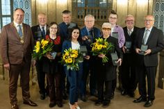 Oberbürgermeister Dirk Hilbert hat die Ehrenmünze verliehen an: (an hintere Reihe) Hans- Günther Lindenkreuz Stadtfeuerwehrvberband Dresden ,Thomas Haaser Laubegaster Ruderverein Dresden E.V., Dr. Jürgen Hesse  Bürger und Nachbarschaftsverein, Lutz Thies mehrere zivilgeswellschaftliche Iniitaitiven, Martin Domke  Stadtverband der Gehörlosen Dresden und Wolfgang Wünsch ( 1. Dresdner Betreuungsverein eV) vorn Johanna Stoll HATiKVA ev, Yalda Karimi  Gemeindedolmetscherin und Dr. Sonja Koch Schulmuseum Dresden e.V. (jeweils vlnr.)