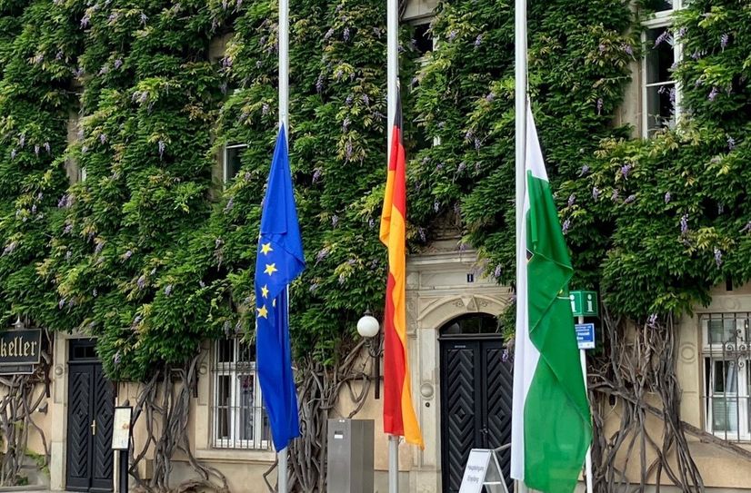 Die Flaggen vor dem Riesaer Rathaus wehen auf Halbmast.