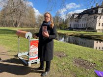 Dr. Simone Neuhäuser erklärt hier eine Open-Air Station und berichtet über das diesjährige Themenjahr im Branitzer Park.