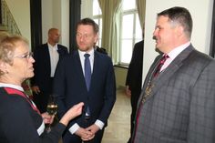 Beim Jahresempfang des Radeberger Bürgermeisters Frank Höhme (r.) gab es reichlich Gelegenheit, miteinander ins Gespräch zu kommen. Auch Ministerpräsident Michael Kretschmer (m.) war in die Röderstadt gekommen.  Foto: Matthias Stark