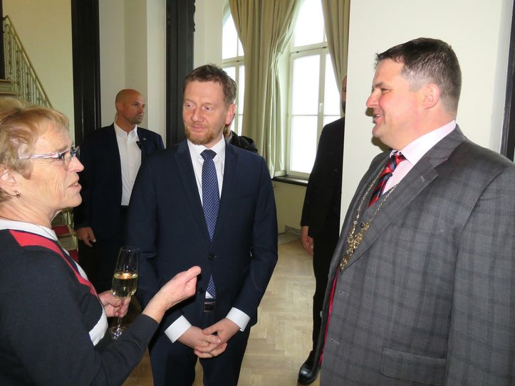 Beim Jahresempfang des Radeberger Bürgermeisters Frank Höhme (r.) gab es reichlich Gelegenheit, miteinander ins Gespräch zu kommen. Auch Ministerpräsident Michael Kretschmer (m.) war in die Röderstadt gekommen.  Foto: Matthias Stark