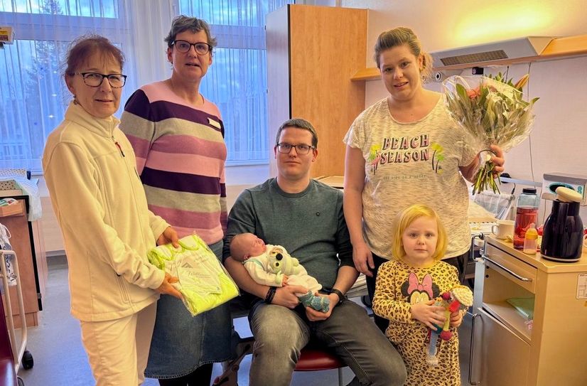 Neujahrsbaby Vincent mit seiner Familie sowie Oberärztin Anne-Helga Henning (l.) und Pflegedirektorin Birgit Wolthusen (2.v.l.).