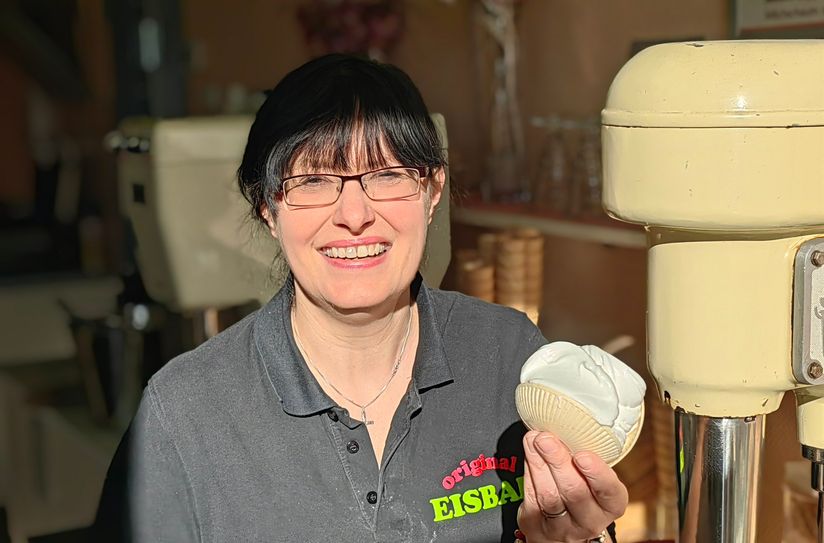 Ein frisches Streich-Eis zwischen Muschelwaffeln, das kennen noch viele Dresdner  – das Originalrezept hütet Heidi Haselbauer bis heute.
