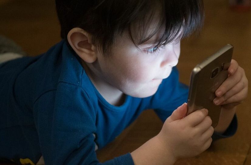 Neue Medien und Kinder und der richtige Umgang damit sind für Eltern heute eine Herausforderung.