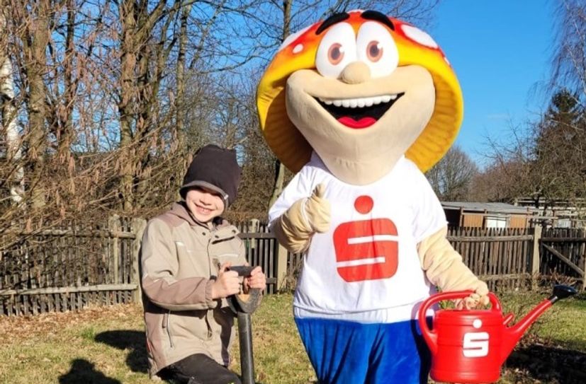 Glückspilz Winni zeigt Einsatz im Schulgarten.
