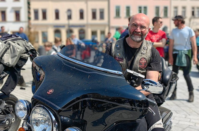 Roberto Jahn war der erste deutsche Biker-Pfarrer und ist heute in ganz Sachsen zu Biker-Gottesdiensten unterwegs - hier trafen wir ihn in Radeburg.
