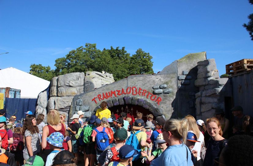 Letztes Jahr strömten zahlreiche Kinder durch das Traumzaubertor in die Kinderstadt.