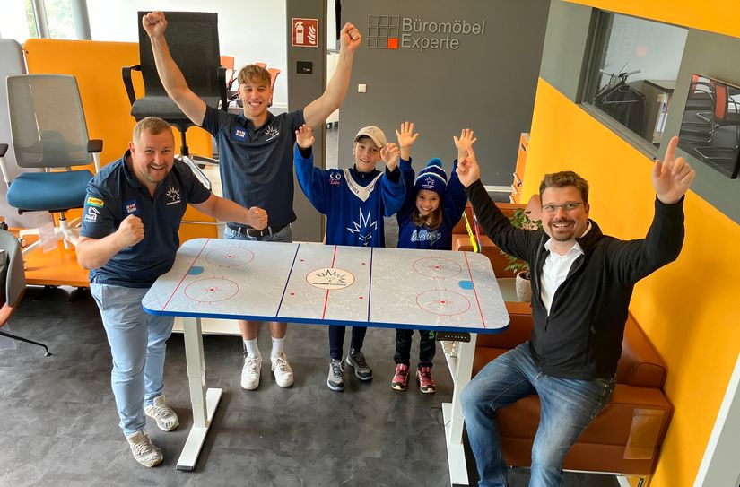 Büromöbel-Experte-Chef Paul Eilfeld:  v.l.n.r. Dresdner-Eislöwen-Sponsoring-Chef Steve Maschik, Matej Mrázek, Oskar, Selma und Paul Eilfeld am "Eislöwen FAN-tas-TISCH".