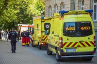 Dutzende Einsatzkräfte haben sich auf dem Schulgelände eingefunden.