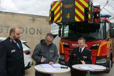 Vor dem Marathontor des Heinz-Steyer-Stadions unterzeichnen Frank Pfeiffer (Landesjugendfeuerwehrwart Sachsen), der Erste Bürgermeister Jan Donhauser und der stellvertretende Bundesjugendleiter Jörn-Hendrik Kuinke den Vertrag für den Deutschen Jugendfeuerwehrtag 2024 (v.l.n.r.).