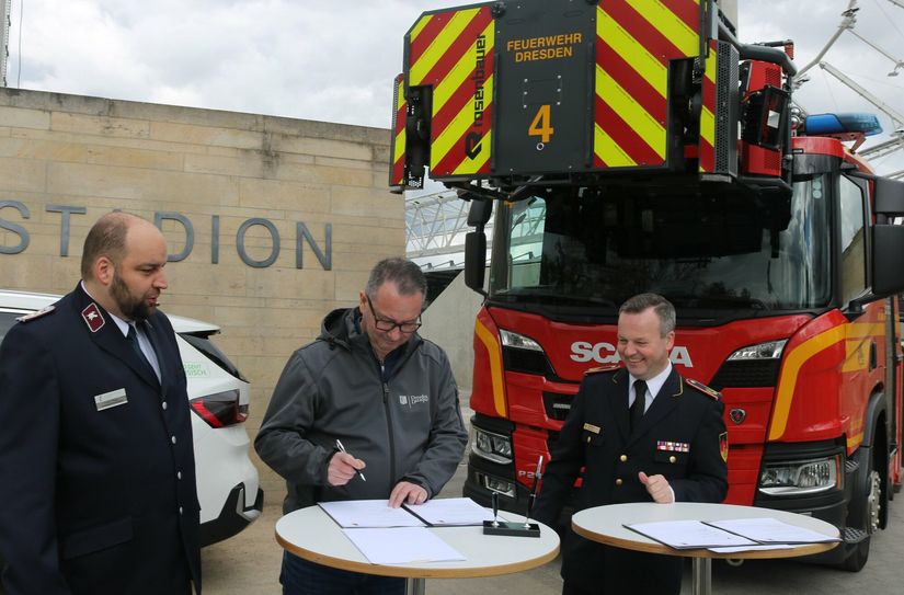 Vor dem Marathontor des Heinz-Steyer-Stadions unterzeichnen Frank Pfeiffer (Landesjugendfeuerwehrwart Sachsen), der Erste Bürgermeister Jan Donhauser und der stellvertretende Bundesjugendleiter Jörn-Hendrik Kuinke den Vertrag für den Deutschen Jugendfeuerwehrtag 2024 (v.l.n.r.).