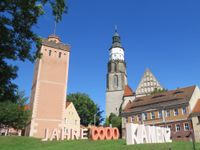 Dreidimensional und menschenhoch macht eine Wortskulptur auf das bevorstehende Jubiläum der Stadt Kamenz aufmerksam.Foto: Matthias Stark